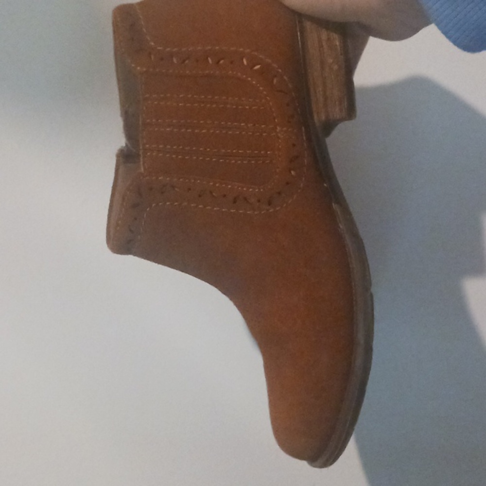 Brown boot heels brand "Earth" size 7 youth used